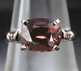 Золотое кольцо c крупной шпинелью высокой чистоты 4,06 карата и редкими розовыми бриллиантами