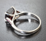 Золотое кольцо c крупной шпинелью высокой чистоты 4,06 карата и редкими розовыми бриллиантами