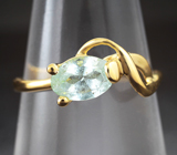 Золотое кольцо с мятно-зеленым уральским бериллом 0,64 карата