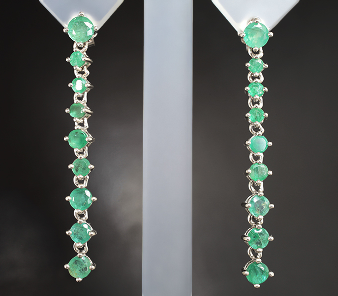 Элегантные cеребряные серьги с изумрудами