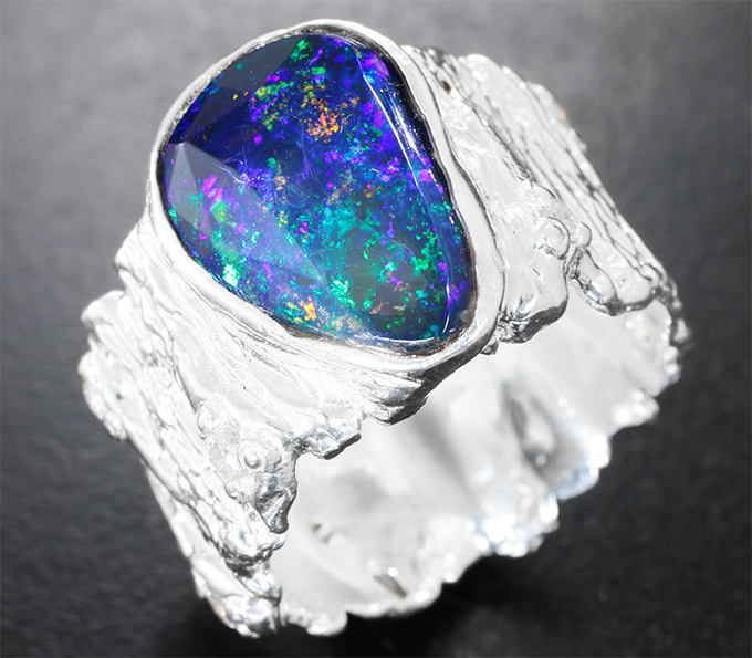 Серебряное кольцо с ограненным черным опалом