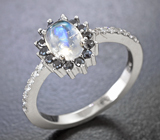 Изящное серебряное кольцо с лунным камнем и черными шпинелями
