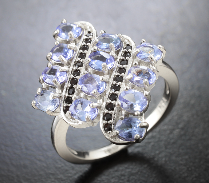 Эффектное серебряное кольцо с танзанитами и черными шпинелями