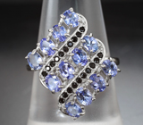 Эффектное серебряное кольцо с танзанитами и черными шпинелями Серебро 925