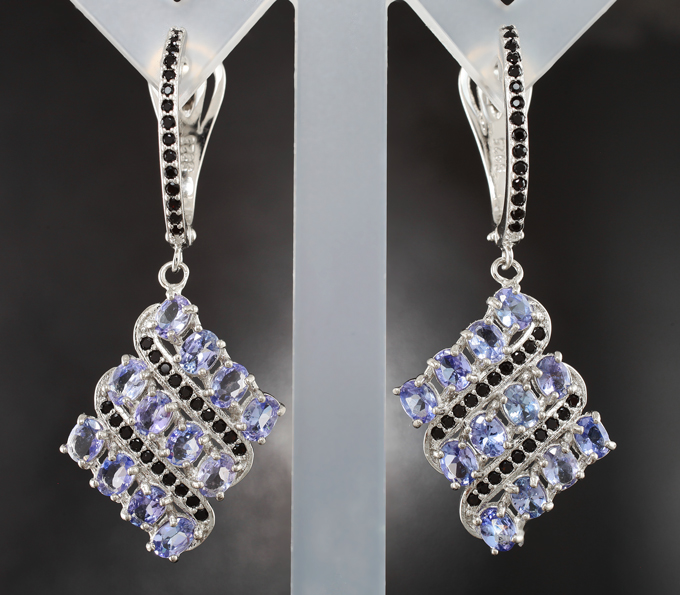 Эффектные серебряные серьги с танзанитами и черными шпинелями