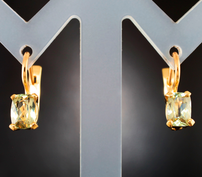 Золотые серьги с чистейшими диаспорами со сменой цвета 1,63 карата