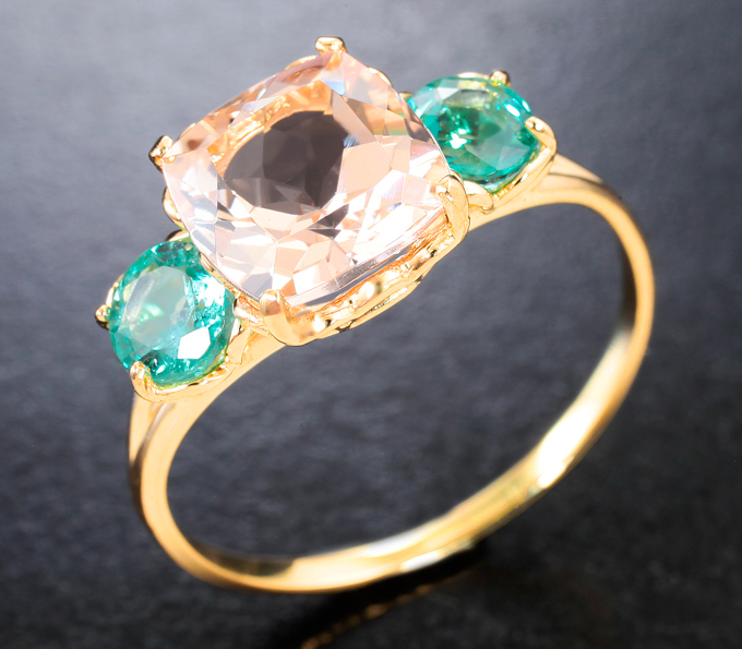 Золотое кольцо с чистейшим персиковым морганитом 2,13 карата и яркими уральскими изумрудами
