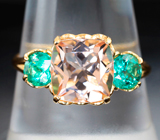 Золотое кольцо с чистейшим персиковым морганитом 2,13 карата и яркими уральскими изумрудами Золото