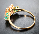 Золотое кольцо с чистейшим персиковым морганитом 2,13 карата и яркими уральскими изумрудами