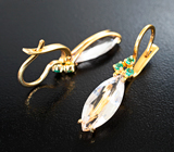 Золотые серьги с персиковыми морганитами редкой огранки 4,5 карата и «неоновыми» уральскими изумрудами Золото