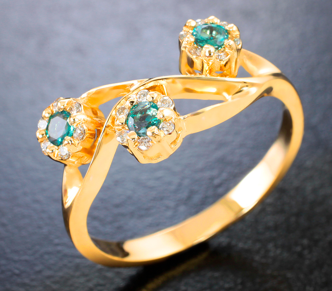 Золотое кольцо с яркими насыщенными уральскими александритами высокой чистоты 0,28 карата и брилллиантами