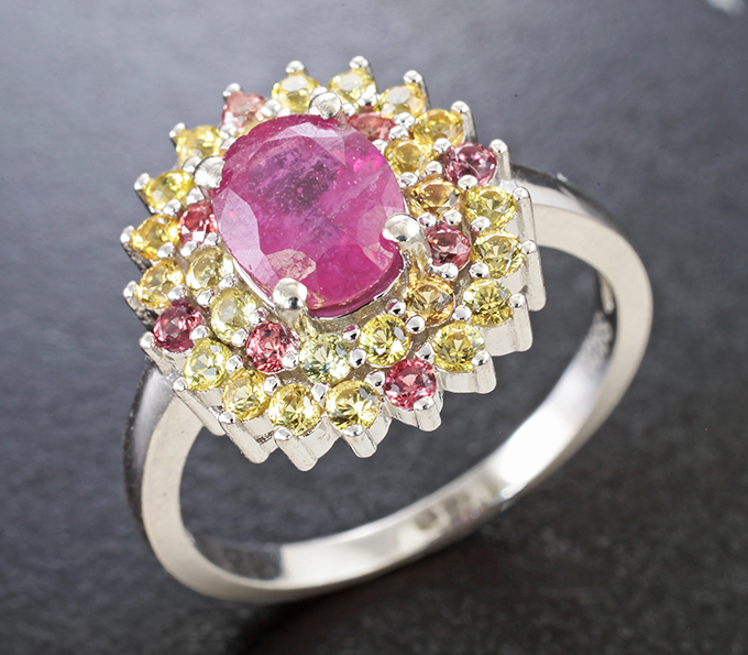 Яркое серебряное кольцо с рубином и сапфирами