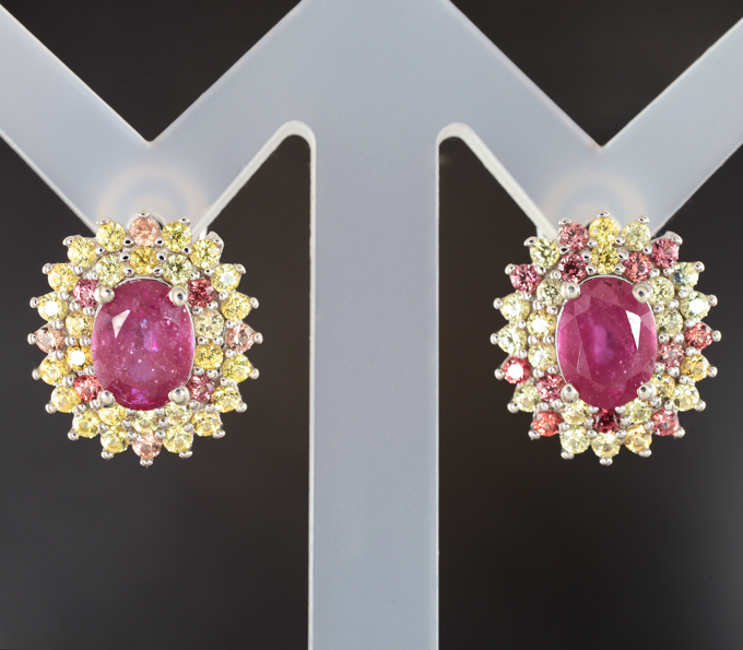 Яркие серебряные серьги с рубинами и сапфирами