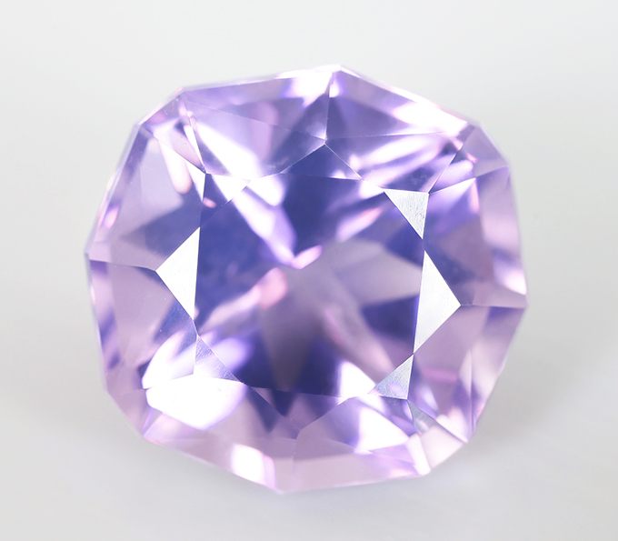 Чистейший лавандовый аметист авторской огранки 9,4 карата