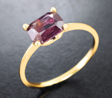 Золотое кольцо с полихромным рубиново-вишневым сапфиром 1,69 карата Золото