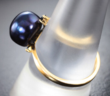 Золотое кольцо с морской цветной жемчужиной титанового люстра 6,56 карата и черными шпинелями Золото
