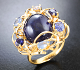 Золотое кольцо с крупным насыщенным кабошоном сапфира 14,28 карата и яркими ограненными сапфирами лучших оттенков синего