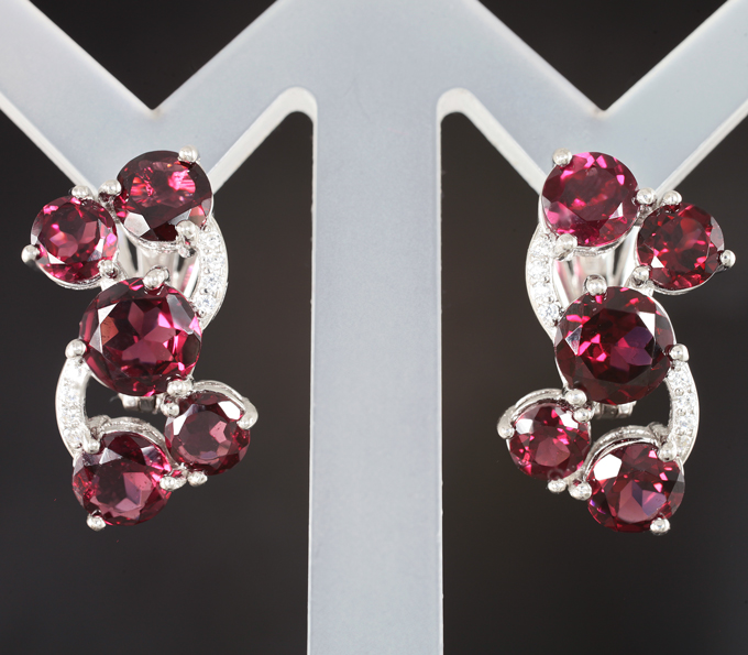 Шикарные серебряные серьги с родолитами