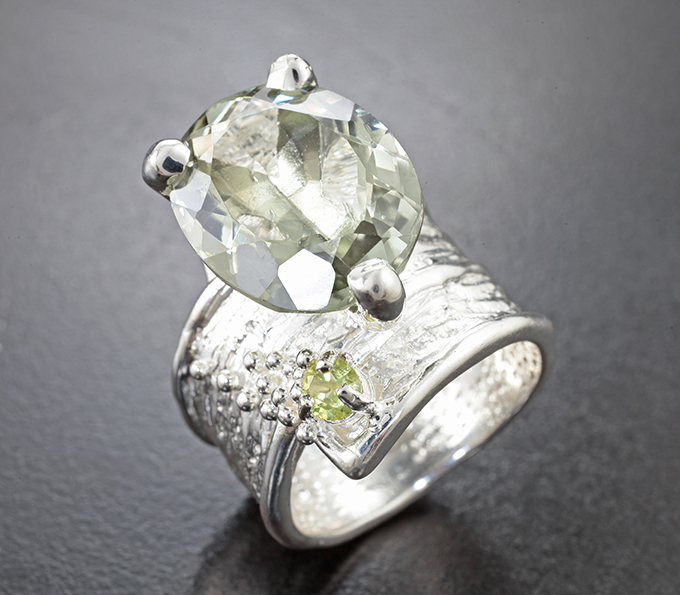 Серебряное кольцо с зеленым аметистом 7,93 карата и перидотом