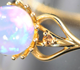 Золотое кольцо с ярким полупрозрачным кристаллическим эфиопским опалом 1,79 карата и желтыми сапфирами Золото