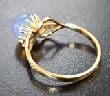 Золотое кольцо с ярким полупрозрачным кристаллическим эфиопским опалом 1,79 карата и желтыми сапфирами