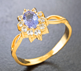 Золотое кольцо с ярким сиреневым танзанитом 0,31 карата и бесцветными цирконами Золото
