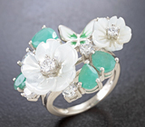 Замечательное серебряное кольцо с резным перламутром, изумрудами и цветной эмалью