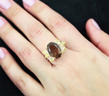 Серебряное кольцо с дымчатым кварцем 4 карата и перидотами