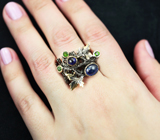 Серебряное кольцо с синими сапфирами и диопсидами