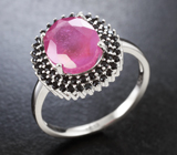 Эффектное серебряное кольцо с рубином и черными шпинелями