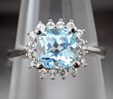 Стильное серебряное кольцо с голубым и бесцветными топазами