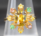 Золотое кольцо c искрящимся всеми цветами радуги сфеном 2,03 карата, цаворитами, желтыми и оранжевыми сапфирами! Высокие характеристики камней