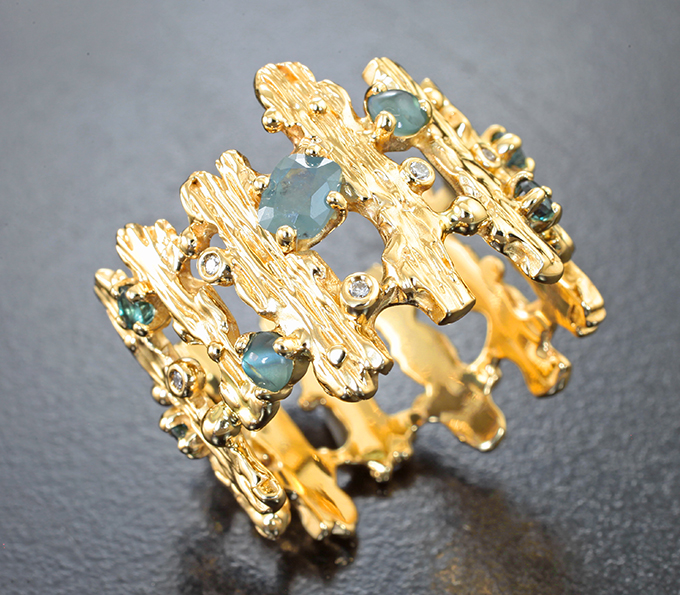 Золотое кольцо с различных форм уральскими александритами 0,6 карата, хризобериллами с эффектом кошачьего глаза и бриллиантами