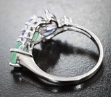 Великолепное серебряное кольцо с изумрудами и танзанитами