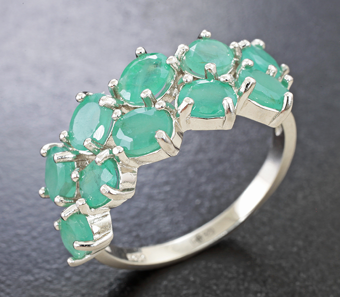 Замечательное серебряное кольцо с изумрудами