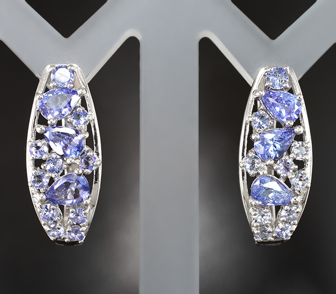 Превосходные серебряные серьги с яркими танзанитами