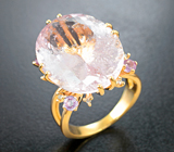 Крупное коктейльное золотое кольцо с нежно-розовым морганитом 20,09 карата, сиреневыми сапфирами и бриллиантами высоких характеристик Золото