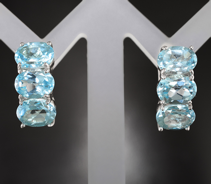 Стильные серебряные серьги с голубыми топазами