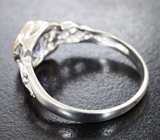 Серебряное кольцо с ярким танзанитом