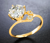 Золотое кольцо с бесцветным муассанитом бриллиантовой огранки 1,8 карата и лейкосапфирами Золото