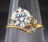 Золотое кольцо с бесцветным муассанитом бриллиантовой огранки 1,8 карата и лейкосапфирами Золото