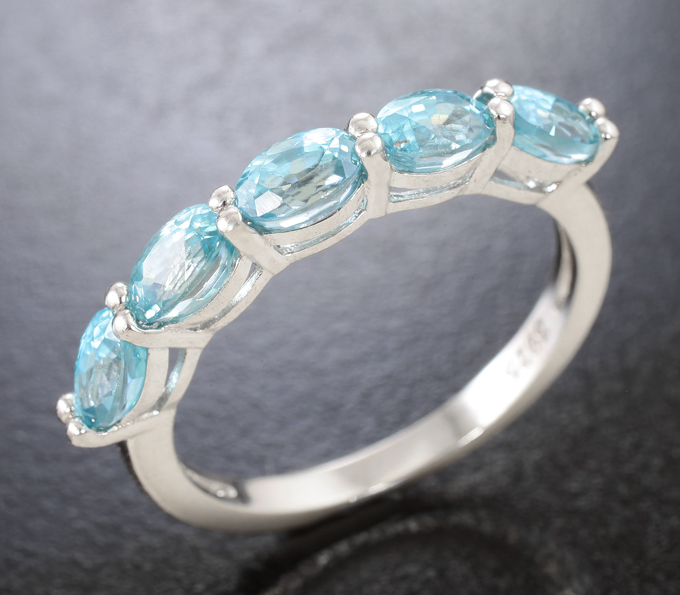 Чудесное серебряное кольцо с голубыми цирконами