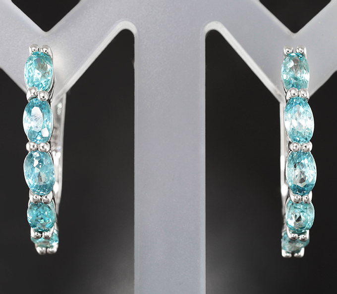 Чудесные серебряные серьги с голубыми цирконами