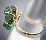 Золотое кольцо с красивым кристаллом 9,86 карата и яркими ограненными уральскими изумрудами