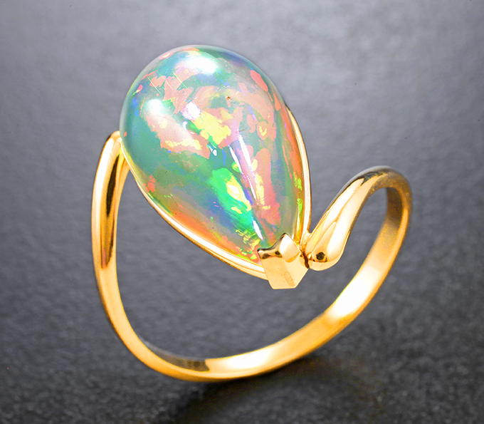 Золотое кольцо с крупным кристаллическим эфиопским опалом ярчайшей опалесценции 5,22 карата