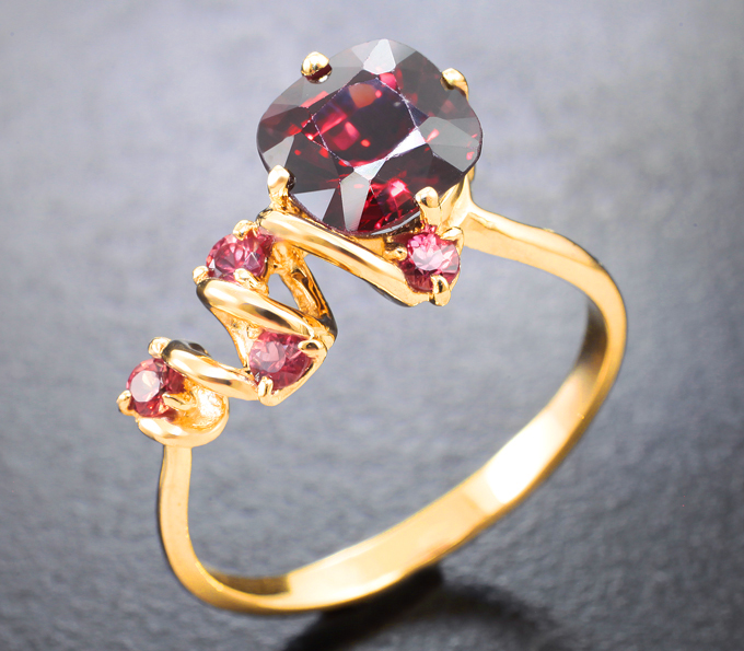 Золотое кольцо c насыщенной вишневой шпинелью 1,67 карата и яркими розовыми сапфирами