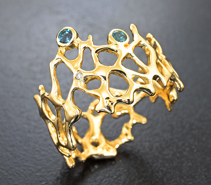 Золотое кольцо с яркими уральскими александритами 0,2 карата и бриллиантом