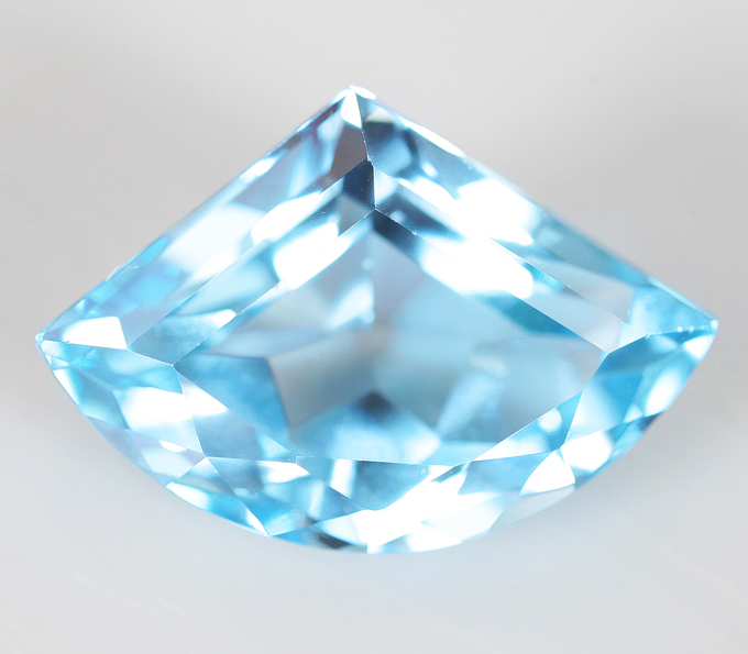 Чистейший голубой топаз авторской огранки 3,99 карата