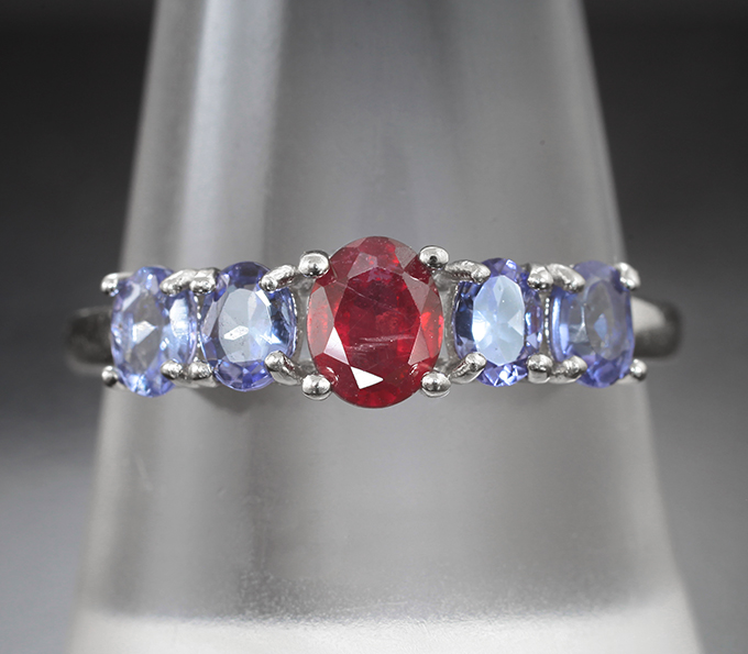 Элегантное серебряное кольцо с рубином и танзанитами Серебро 925