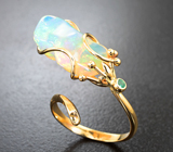 Золотое кольцо с ярким кристаллическим эфиопским опалом 6,96 карата и изумрудом